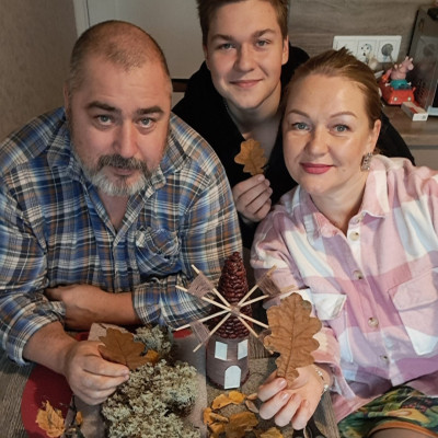 «Семьи-участники приступили к созданию новогодних шаров и обсудили детали их изготовления».