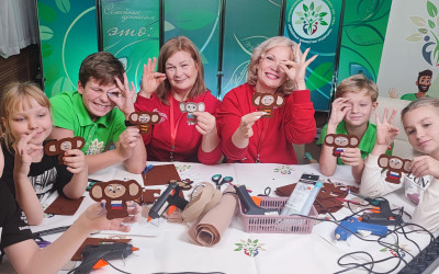 Мастер – класс «Шеврон для героя» провели для семей волонтёры ЮУЖД.