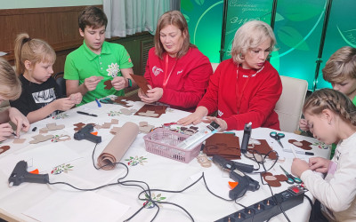 Мастер – класс «Шеврон для героя» провели для семей волонтёры ЮУЖД.