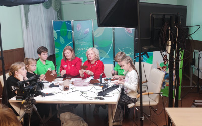 Мастер – класс «Шеврон для героя» провели для семей волонтёры ЮУЖД.