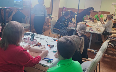 Мастер – класс «Шеврон для героя» провели для семей волонтёры ЮУЖД.