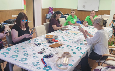 Мастер – класс «Шеврон для героя» провели для семей волонтёры ЮУЖД.