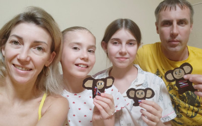 Мастер – класс «Шеврон для героя» провели для семей волонтёры ЮУЖД.