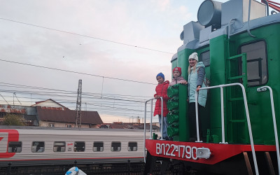 Рубрика «Семейные встречи». Путешествие в прошлое и будущее: Челябинские семьи побывали в сердце истории ЮУЖД.