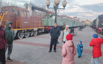 Рубрика «Семейные встречи». Путешествие в прошлое и будущее: Челябинские семьи побывали в сердце истории ЮУЖД.