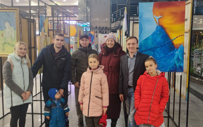 Рубрика «Семейные встречи». Выставка на железнодорожном вокзале «Ангелы над городом», встреча с художником.