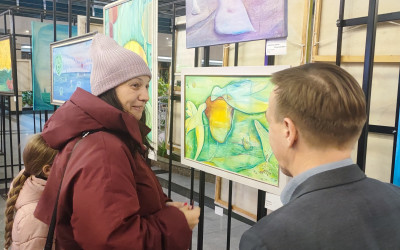 Рубрика «Семейные встречи». Выставка на железнодорожном вокзале «Ангелы над городом», встреча с художником.