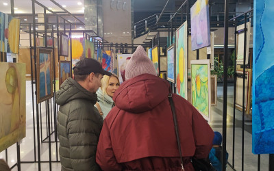 Рубрика «Семейные встречи». Выставка на железнодорожном вокзале «Ангелы над городом», встреча с художником.