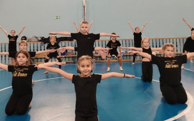 «Ура! Каникулы!» - сказали родители и повели детей на танцевальный детский мастер класс в  г. Бузулук.