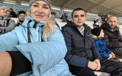 «Челябинск», вперед!»  - кричали семьи болельщики на футбольном матче.