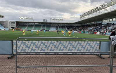 «Челябинск», вперед!»  - кричали семьи болельщики на футбольном матче.