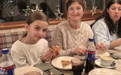 Семейный вечер в пиццерии: участники проекта совместили гастрономическое удовольствие с приятным общением.