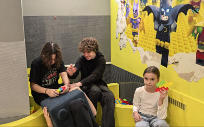 Юные активисты дорожного семейного клуба в Лего -клубе.