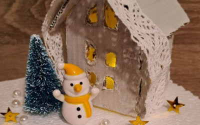 «Семьи-участники приступили к созданию новогодних шаров и обсудили детали их изготовления».