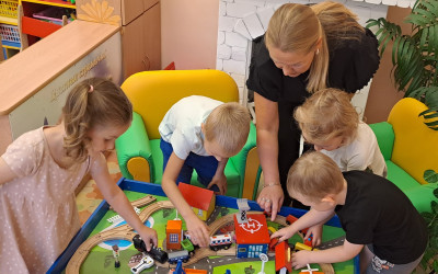 Семьи Октябрьской дороги собрались в Семейной гостиной.