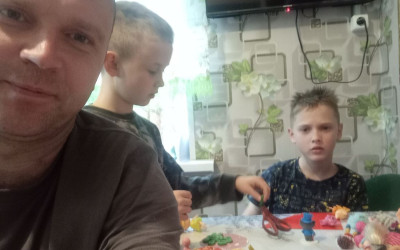 «Семьи-участники приступили к созданию новогодних шаров и обсудили детали их изготовления».