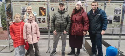 Древние тайны Синташты: семьи проекта посетили выставку наследия Южного Урала на железнодорожном вокзале.