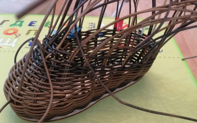 Плетеное очарование: мастер-класс по созданию кашпо-башмачков из искусственного ротанга