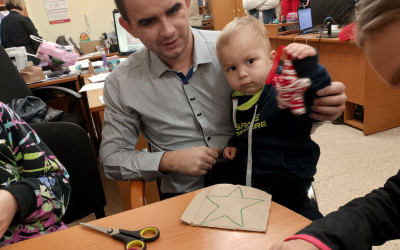 Волшебство своими руками: Челябинские семьи создали ёлочные звёзды из картона и пряжи.