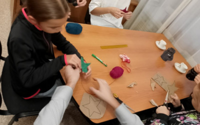 Волшебство своими руками: Челябинские семьи создали ёлочные звёзды из картона и пряжи.