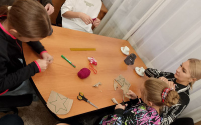 Волшебство своими руками: Челябинские семьи создали ёлочные звёзды из картона и пряжи.