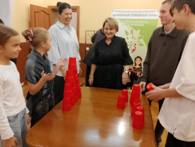 Стаканчики и мячики: как семьи проекта учились ловкости и командной работе.