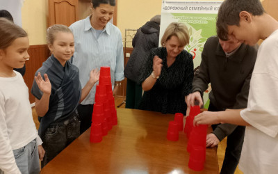 Стаканчики и мячики: как семьи проекта учились ловкости и командной работе.