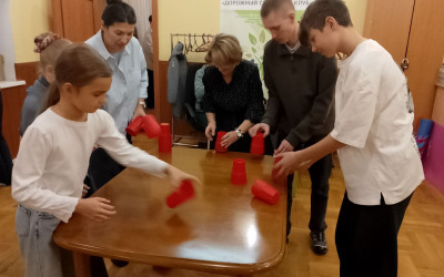 Стаканчики и мячики: как семьи проекта учились ловкости и командной работе.