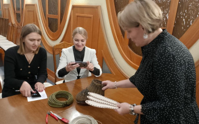 Плетеное очарование: мастер-класс по созданию кашпо-башмачков из искусственного ротанга