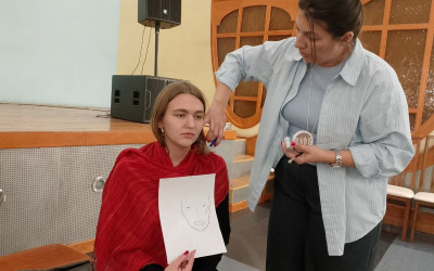 «Красота  - страшная сила!» - сказали мамы из семейного клуба и организовали мастер-класс по мейкапу.