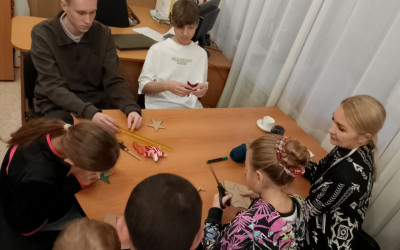 Волшебство своими руками: Челябинские семьи создали ёлочные звёзды из картона и пряжи.