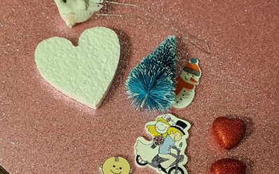 «Семьи-участники приступили к созданию новогодних шаров и обсудили детали их изготовления».