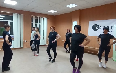 Танцевальный ретрит для мам: в дорожном клубе «Горьковский» прошел мастер-класс в рамках проекта «Семейные ценности и традиции»