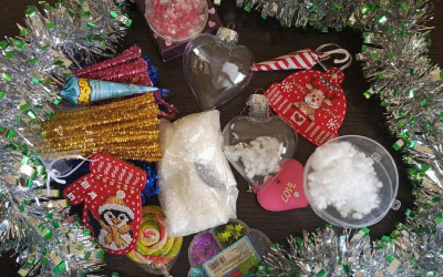 «Семьи-участники приступили к созданию новогодних шаров и обсудили детали их изготовления».