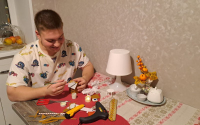 «Семьи-участники приступили к созданию новогодних шаров и обсудили детали их изготовления».