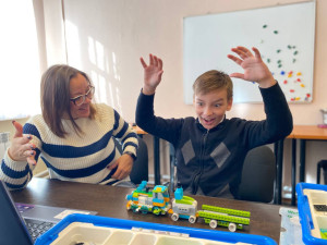 «ТехноЭкспресс» доказал, что совместное творчество и увлечение технологиями — это лучший способ не только весело и с пользой провести время всей семьей, но и построить мост взаимопонимания между поколениями. Хабаровский ДСК.