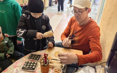 Семьи «Дорожного семейного клуба»  поселка Новый Ургал посетили уникальный мастер-класс по изготовлению амулетов из бересты.