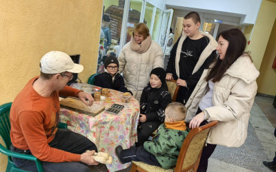 Семьи «Дорожного семейного клуба»  поселка Новый Ургал посетили уникальный мастер-класс по изготовлению амулетов из бересты.