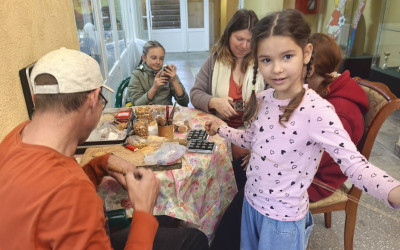 Семьи «Дорожного семейного клуба»  поселка Новый Ургал посетили уникальный мастер-класс по изготовлению амулетов из бересты.