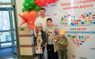Путь в профессию:  25 сентября 2025 г. на Западно-Сибирской магистрали впервые провели культурно-просветительское мероприятие «День детей железнодорожников», участниками которого стали более  60 школьников и их родителей.