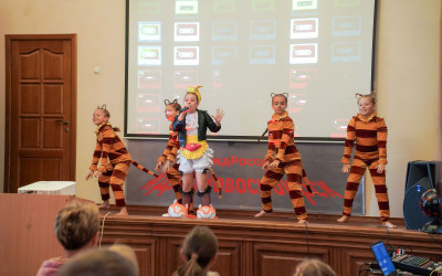 Путь в профессию:  25 сентября 2025 г. на Западно-Сибирской магистрали впервые провели культурно-просветительское мероприятие «День детей железнодорожников», участниками которого стали более  60 школьников и их родителей.