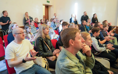 Путь в профессию:  25 сентября 2025 г. на Западно-Сибирской магистрали впервые провели культурно-просветительское мероприятие «День детей железнодорожников», участниками которого стали более  60 школьников и их родителей.