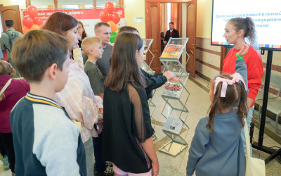 Путь в профессию:  25 сентября 2025 г. на Западно-Сибирской магистрали впервые провели культурно-просветительское мероприятие «День детей железнодорожников», участниками которого стали более  60 школьников и их родителей.