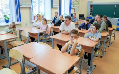 Путь в профессию:  25 сентября 2025 г. на Западно-Сибирской магистрали впервые провели культурно-просветительское мероприятие «День детей железнодорожников», участниками которого стали более  60 школьников и их родителей.