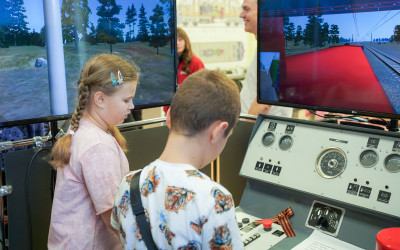 Путь в профессию:  25 сентября 2025 г. на Западно-Сибирской магистрали впервые провели культурно-просветительское мероприятие «День детей железнодорожников», участниками которого стали более  60 школьников и их родителей.