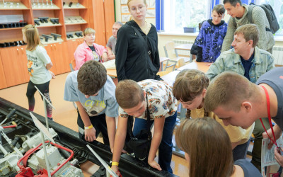 Путь в профессию:  25 сентября 2025 г. на Западно-Сибирской магистрали впервые провели культурно-просветительское мероприятие «День детей железнодорожников», участниками которого стали более  60 школьников и их родителей.