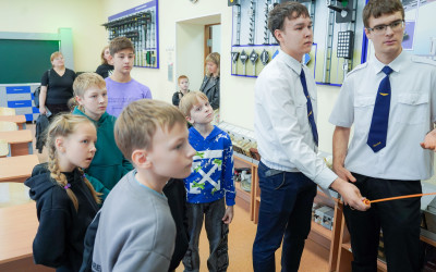 Путь в профессию:  25 сентября 2025 г. на Западно-Сибирской магистрали впервые провели культурно-просветительское мероприятие «День детей железнодорожников», участниками которого стали более  60 школьников и их родителей.
