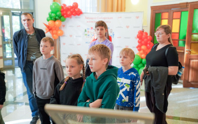 Путь в профессию:  25 сентября 2025 г. на Западно-Сибирской магистрали впервые провели культурно-просветительское мероприятие «День детей железнодорожников», участниками которого стали более  60 школьников и их родителей.