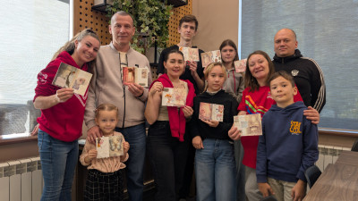 Творческие выходные в дорожном семейном клубе "Горьковский": Казанские семьи мастерили открытки под руководством Алины Наместниковой