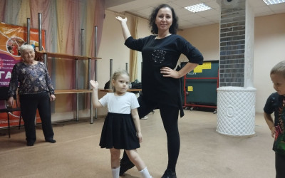 В Ижевске семьи дорожного клуба «Горьковский» станцевали «Кач-Кач» на мастер-классе